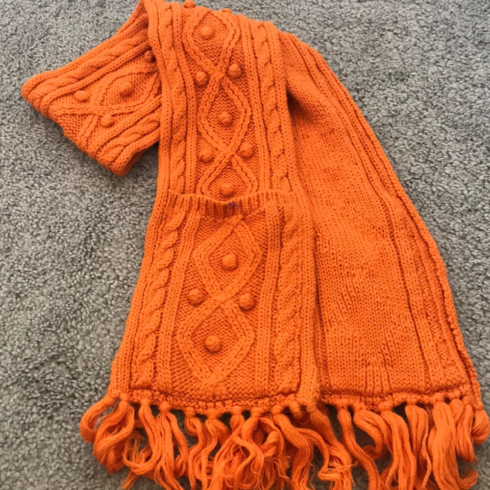 Scarf with pockets